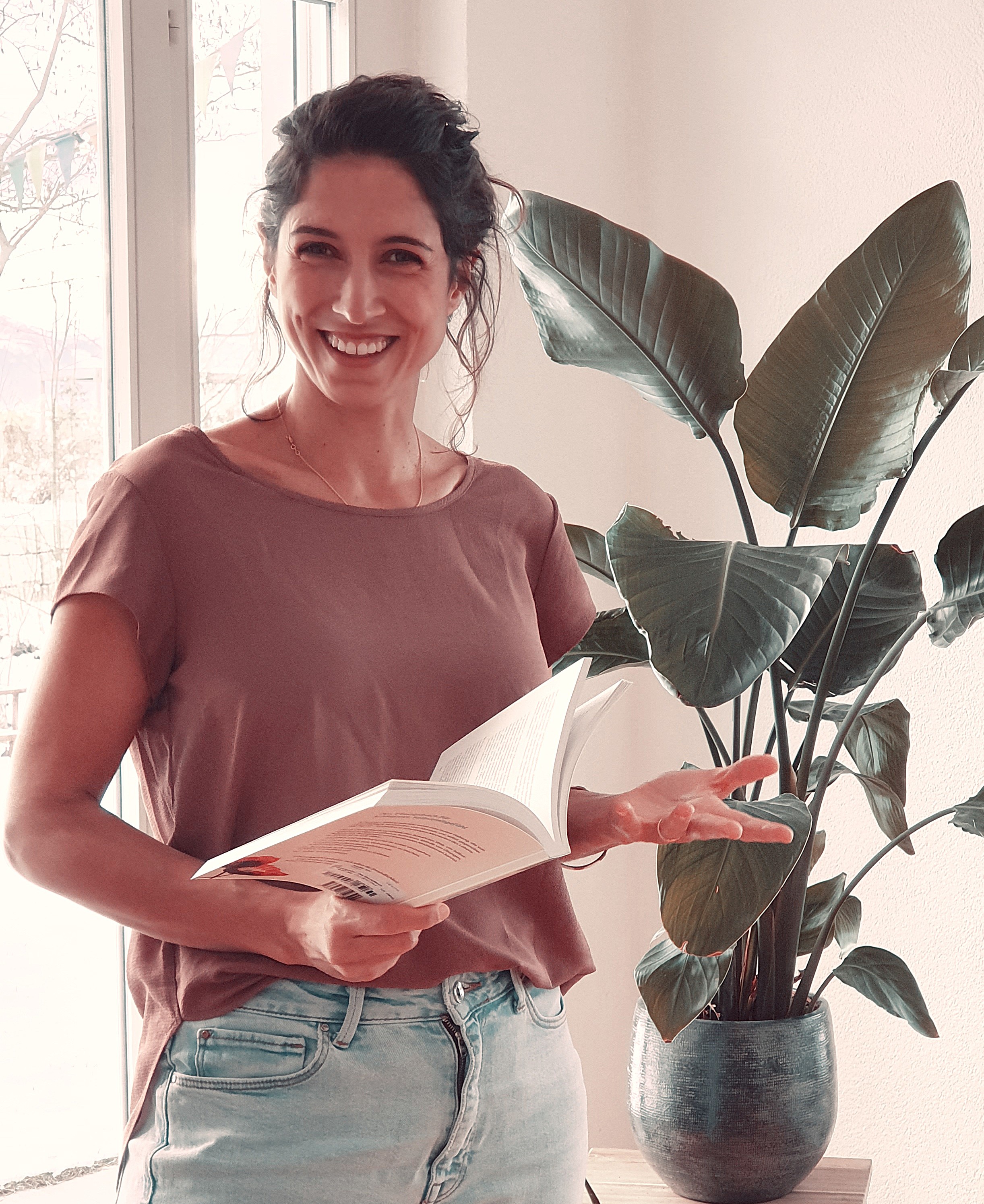 Person in ruhiger Umgebung - Schlafberatung und Regeneration bei Schlafplus